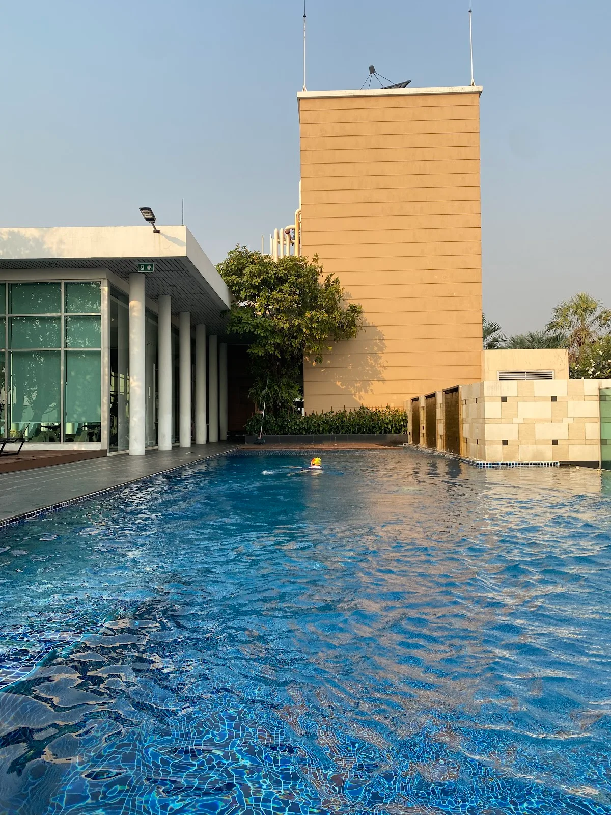 คอนโดใกล้สถานีขนส่งเอกมัยติดถนนสุขุมวิท มองเห็นรถทัวร์และการจราจรหน้าปากซอย